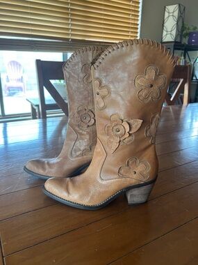 Tan Floral Western Boots Size 8M – 3D Petal Detail Cowgirl Pull On